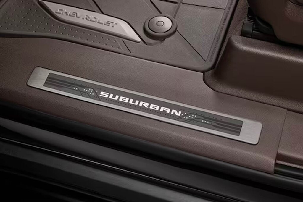 Personaliza tu camioneta Chevrolet 2025 con los protectores de solera iluminados delanteros y traseros con emblema Suburban