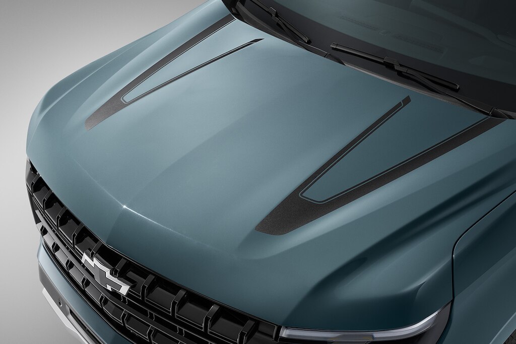 Calcomanía en color negro para cofre y más accesorios para personalizar el exterior de tu nueva Chevrolet Suburban 2025