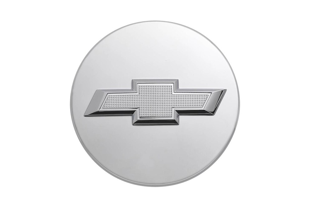 Tu nueva Suburban 2025 con centro de rin cromado con emblema Chevrolet plateado y mas accesorios externos de personalización