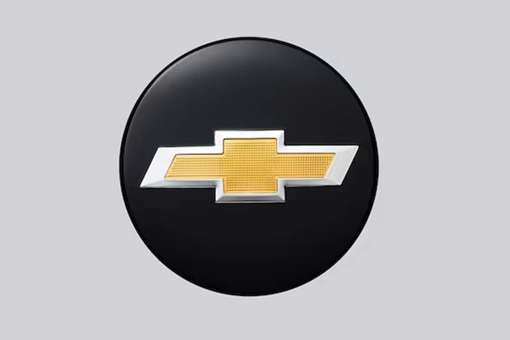 Tu nueva Suburban 2025 con centro de rin negro con emblema Chevrolet dorado y mas accesorios de personalización