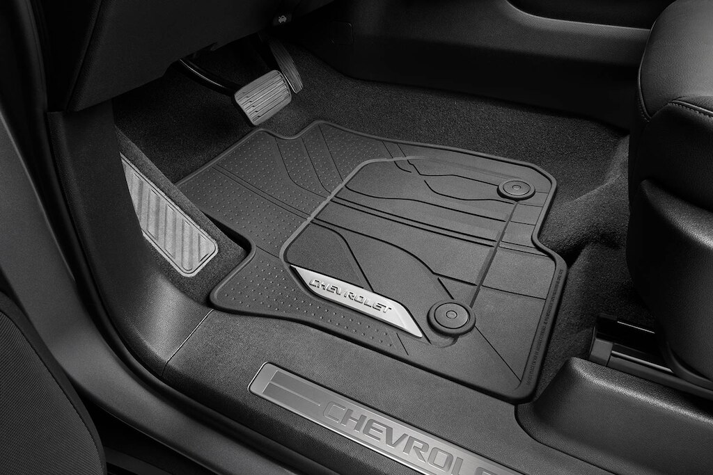 Accesorios: Tapete de vinil con emblema Chevrolet para proteger el piso de la primera fila de tu camioneta Suburban 2025